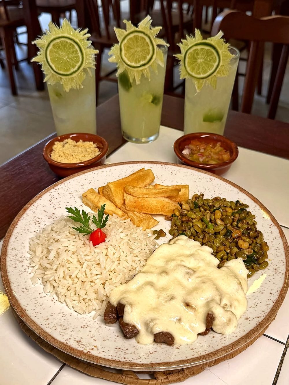 Carne de sol coberta com nata, arroz, feijão verde e macaxeira frita