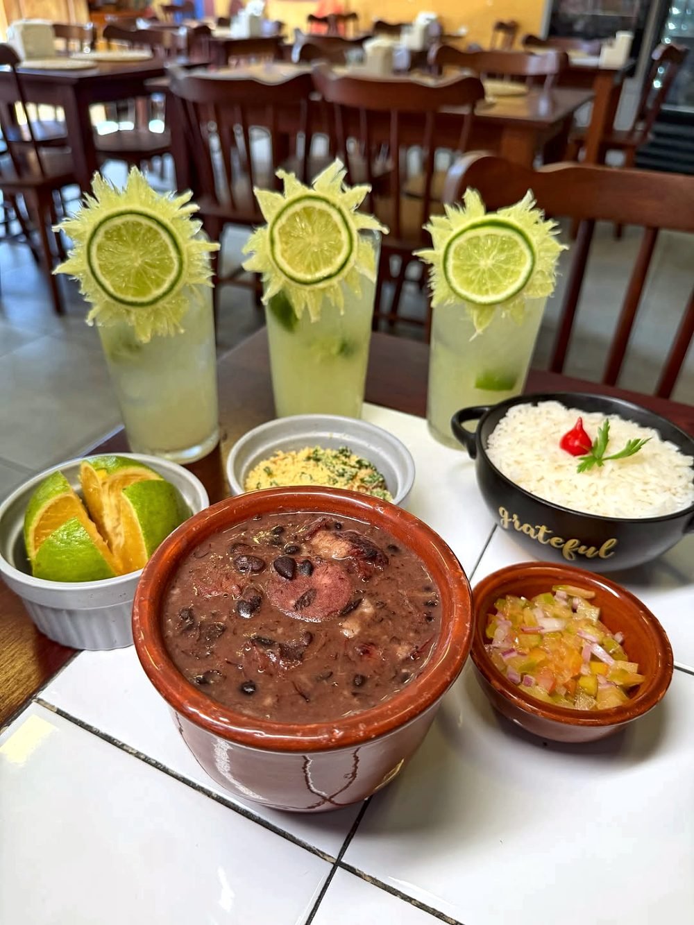 Feijoada na cumbuca de barro com arroz, couve, farofa, vinagrete e laranja