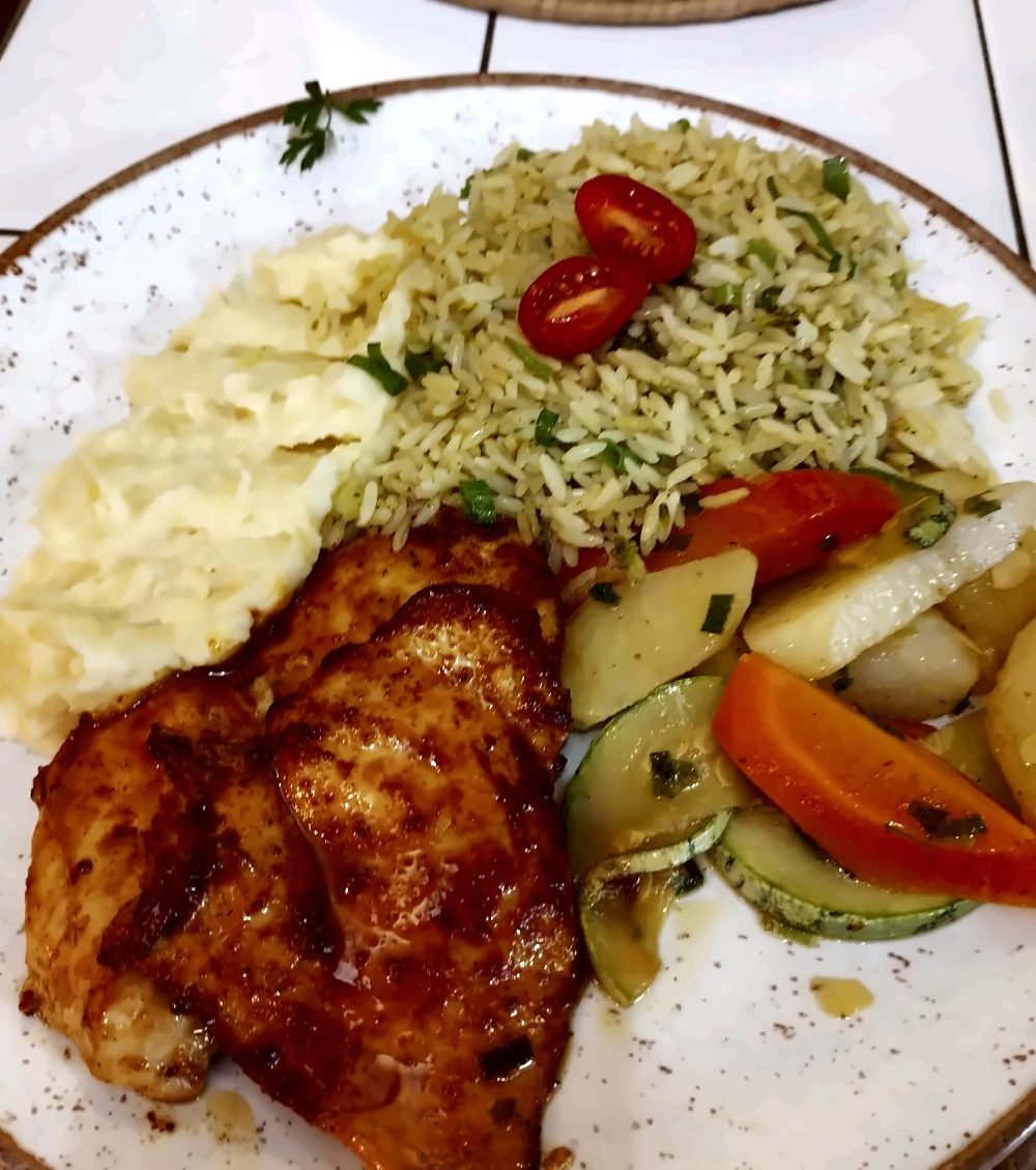 Filé de frango grelhado com arroz com brócolis, legumes salteados e purê de batata