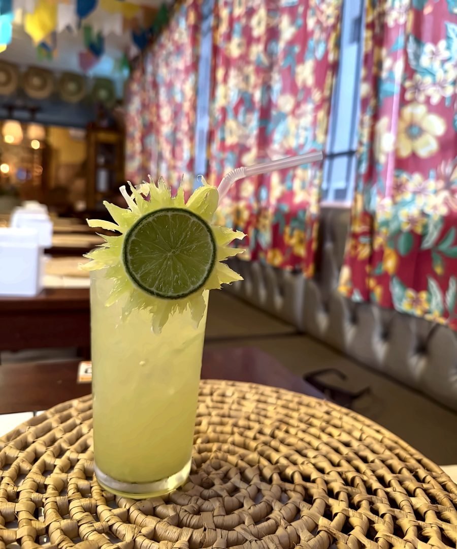 Copo de suco gelado decorado com rodela de limão